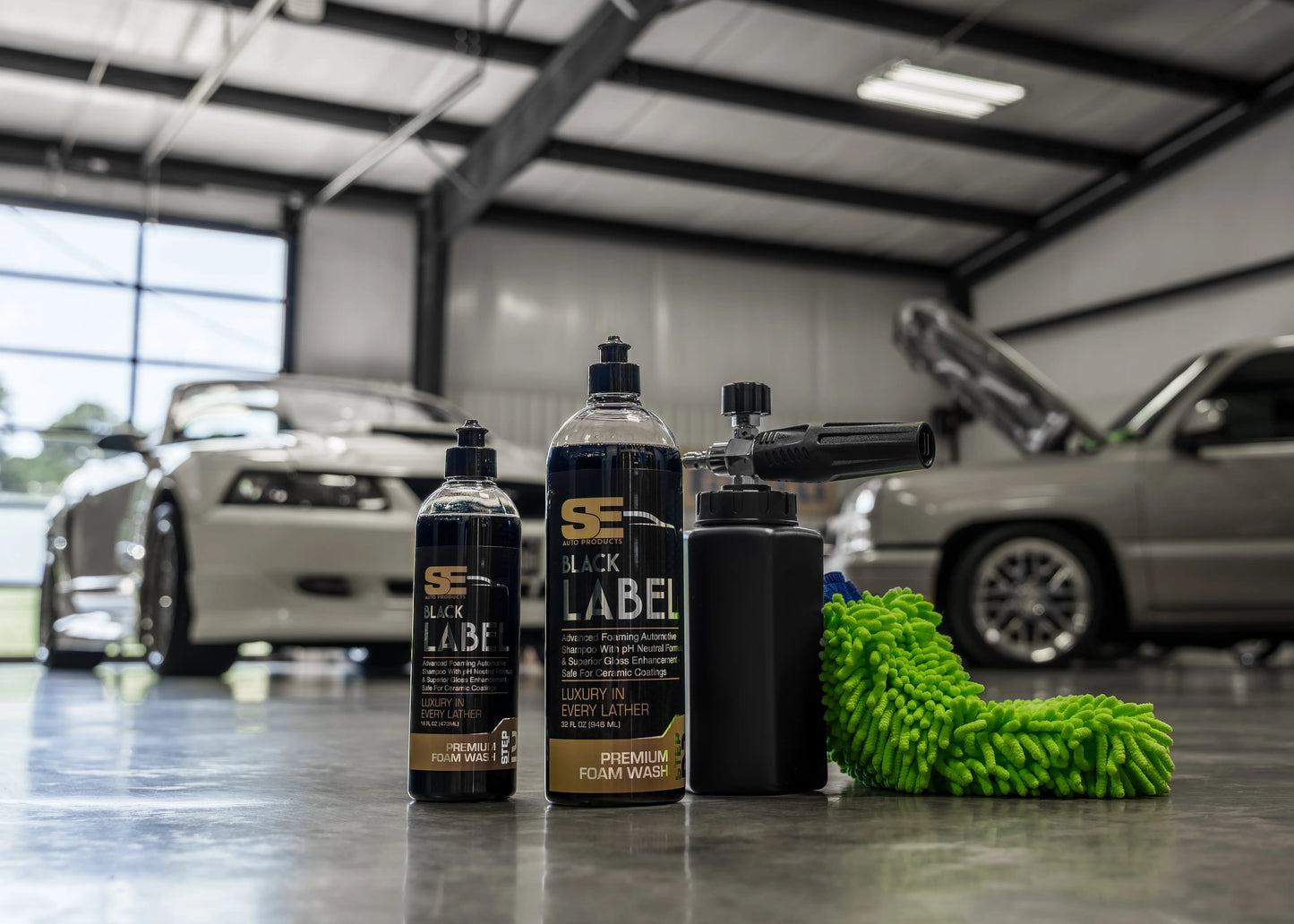 SE Auto Products Black Label premium foam wash bottle, pH-neutral automotive shampoo safe for ceramic coatings and waxed vehicles.