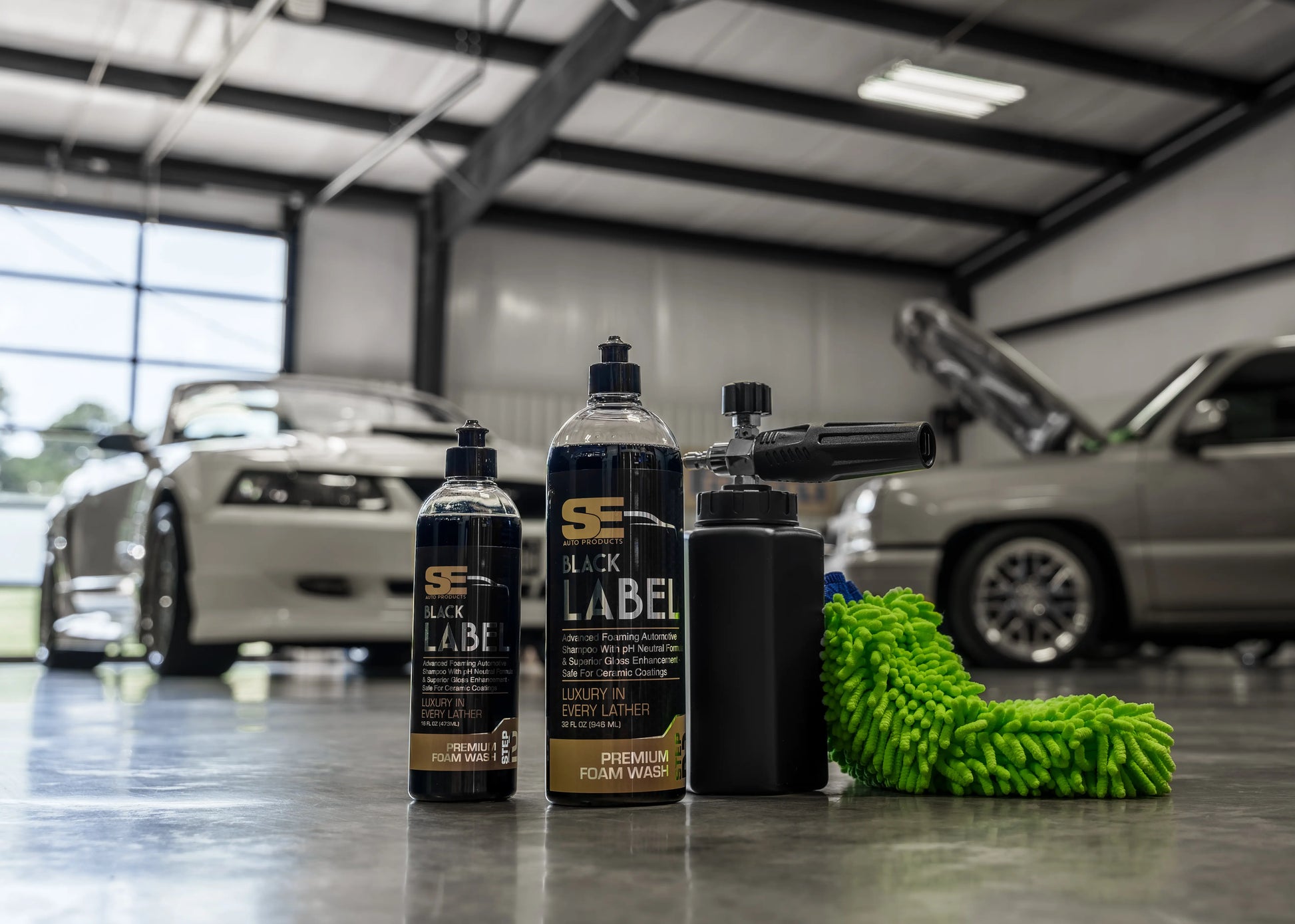 SE Auto Products Black Label premium foam wash bottle, pH-neutral automotive shampoo safe for ceramic coatings and waxed vehicles.